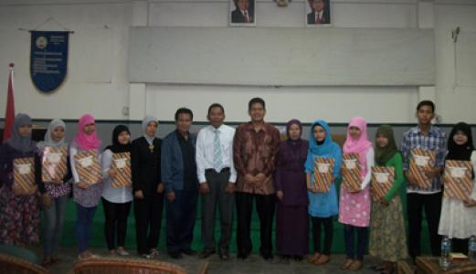 Universitas Al Azhar Medan Serahkan Beasiswa Bidik Misi Kepada Sembilan Mahasiswa